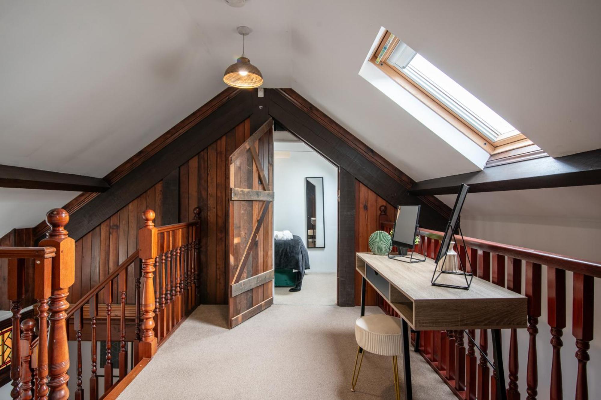 Madison House - Converted Church 5 Bed Pontypool